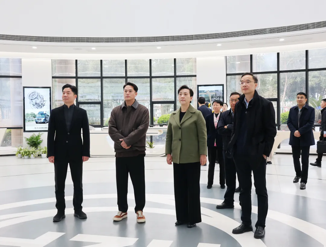 Wang Wenxu, voorzitter van het gemeentelijk comité van Hangzhou van de Chinese People's Political Consultative Conference (CPPCC), onderzoekt Zhaofeng Co., Ltd.